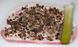 Sur la tranche de jambon, une fine couche de béchamel puis de duxelles...